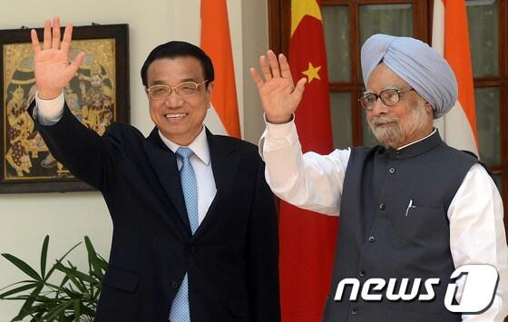 본문 이미지 - 리커창(李克强) 중국 총리(좌)와 만모한 싱 인도 총리. © AFP=News1 