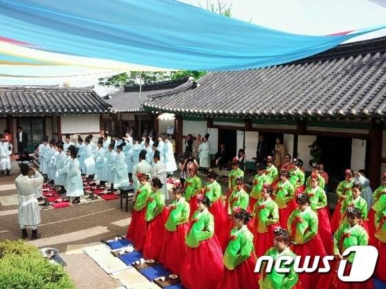 본문 이미지 - 20일 인천향교에서 `제2회 남구 전통 성년례`가 열리고 있다.© News1 