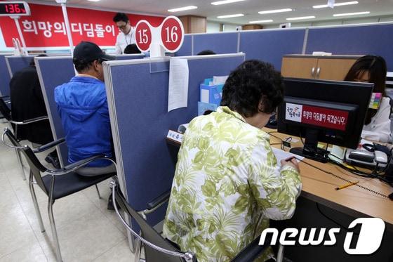 본문 이미지 - 1억원 이하의 빚을 6개월 이상 연체한 채무자들의 빚을 최대50%까지 감면해주는 국민행복기금의 신청자가 접수 한 달만에 11만 명을 넘어섰다. 20일 오후 서울 강남구 논현동 한국자산관리공사 채무조정 접수창구에서 신청자들이 상담을 하고 있다. 이런 추세라면 금융 당국이 당초 예상했던 수혜자 32만명을 훌쩍 넘어서 최대 70만명에 이를 것으로 보인다.2013.5.20/뉴스1 © News1   이광호 기자