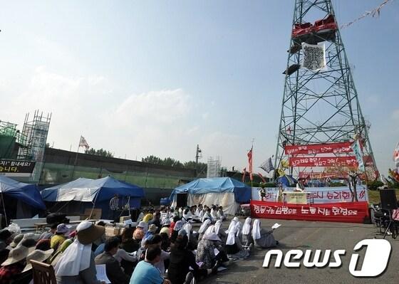 본문 이미지 -  현대차 울산3공장 명촌주차장 철탑농성장에서 지난 20일 미사'가 봉헌되고 있다. /뉴스1 © News1 노화정 기자