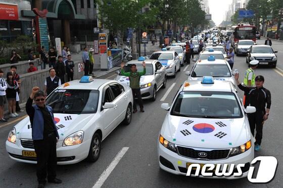 본문 이미지 - 전국민주택시노동조합연맹 광주지역본부 소속 택시 100여대가 20일 민주기사의 날을 맞아 광주 동구 금남로에서 80년 5·18 당시 차량행렬 시위를 재현하고 있다. 2013.5.20/뉴스1 © News1 정회성 