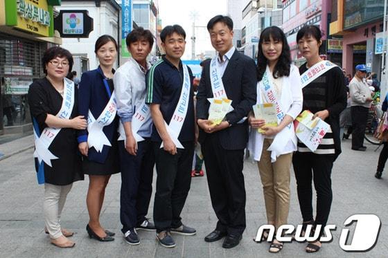 본문 이미지 - 원주경찰서 안전추진회 직원들이 가정폭력을 묵인하지 말고 신고하자는 홍보활동을 펼치고 있다. 2013. 5. 20 © News1 윤창완 기자