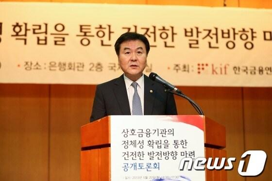 본문 이미지 - 신제윤 금융위원장이 20일 서울 중구 은행회관에서 열린 '상호금융기관의 정체성 확립을 통합 건전한 발전방향 마련 공개토론회'에 참석해 축사하고 있다.(사진제공=금융위원회)© News1  
