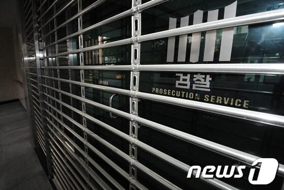 본문 이미지 - 20일 전북 남원시 전주지방검찰청남원지청에서 절도범이 감시가 소홀한 틈을타 도주한 사건이 발생한 가운데 남원지청 문이 굳게 닫혀 있다.2013.05.20/뉴스1 © News1   김대웅 기자