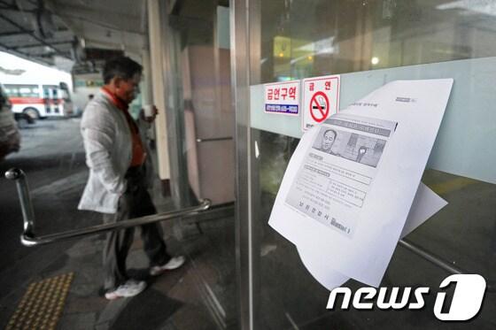 본문 이미지 - 20일 전북 남원지청에서 절도협으로 조사를 받던 이씨(남,46)가 감시가 소흘한 틈을타 수갑을 찬 채 도주한 가운데 남원시외버스터미널에 성의없이 붙여놓은 전단지가 바람에 날리고 있다.2013.05.20/뉴스 © News1 김대웅 기자