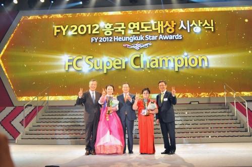 본문 이미지 - 흥국생명과 흥국화재는 지난 16일 부산 벡스코에서 양사 대표이사를 비롯한 임직원 및 수상자 550여명이 참석한 가운데 'FY2012(2012회계연도) 연도대상 시상식'을 열고 고순실FC와 양명화FC에게 연도대상을 시상했다. 왼쪽부터 흥국생명 변종윤 사장, 흥국화재 양명화 FC, 태광그룹 심재혁 부회장, 흥국생명 고순실 FC, 흥국화재 김용권 대표.(사진제공=흥국생명)© News1  