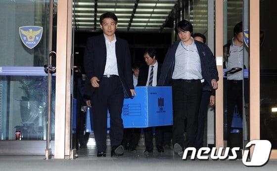 본문 이미지 - 국가정보원 대선 개입 의혹을 수사 중인 검찰이 지난 21일 새벽 종로구 내자동 서울지방경찰청 사이버범죄수사대에서 압수품을 옮기고 있다. © News1 손형주 기자