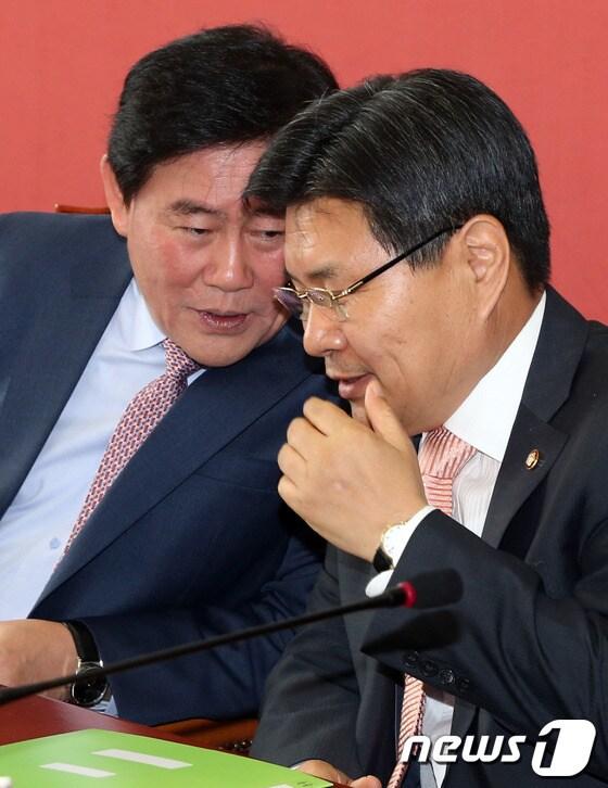 본문 이미지 - 최경환 새누리당 원내대표와 홍문종 사무총장이 지난 21일 오전 서울 여의도 국회 원내대표실에서 열린 원내대책회의에서 대화를 하고 있다. 2013.5.21/뉴스1 © News1 송원영 기자
