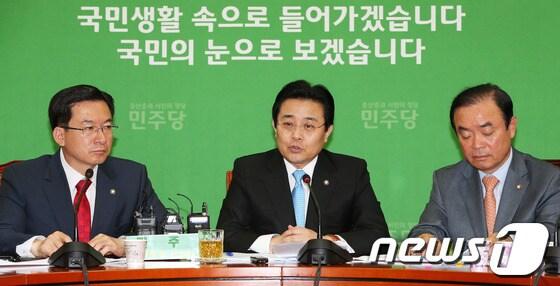 본문 이미지 - 민주당 전병헌 원내대표가 21일 오전 서울 여의도 국회에서 열린 취임 후 첫 원내대책회의에서 모두발언을 하고 있다. 2013.5.21/뉴스1 © News1 오대일 기자