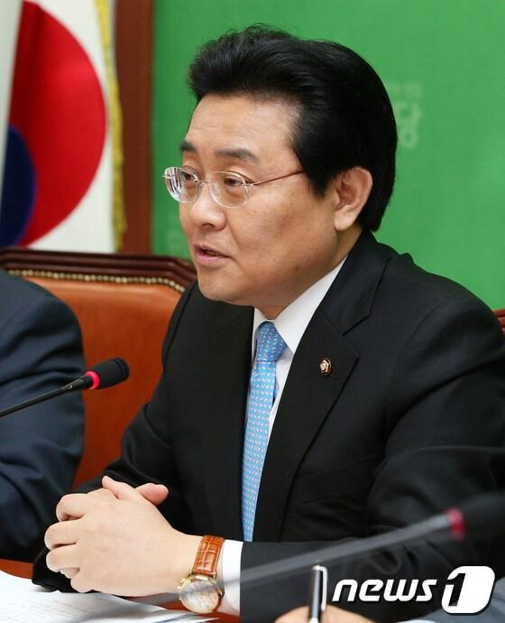 본문 이미지 - 민주당 전병헌 원내대표가 21일 오전 서울 여의도 국회에서 열린 취임 후 첫 원내대책회의에서 모두발언을 하고 있다. 2013.5.21/뉴스1 © News1 오대일 기자