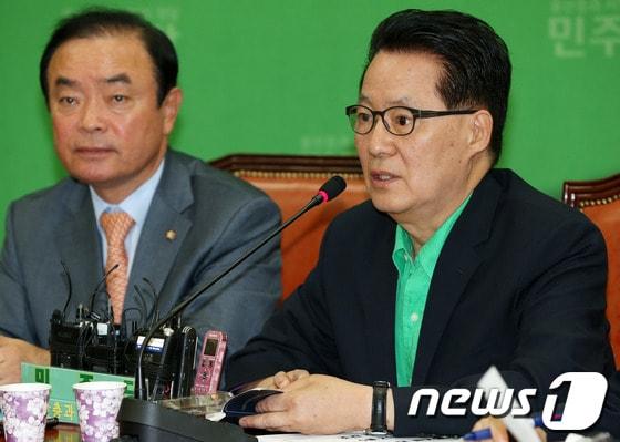 본문 이미지 - 민주당 박지원 전 원내대표가 21일 오전 서울 여의도 국회에서 열린 원내대책회의에서 발언하고 있다. 박 원내대표는 보해저축은행 금품수수 혐의 조사와 관련해 