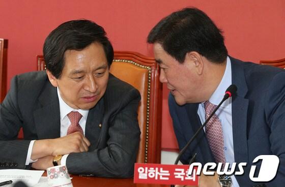 본문 이미지 - 최경환 새누리당 원내대표와 김기현 정책위의장이 21일 오전 서울 여의도 국회 원내대표실에서 열린 원내대책회의에서 대화를 하고 있다. 2013.5.21/뉴스1 © News1 송원영 기자