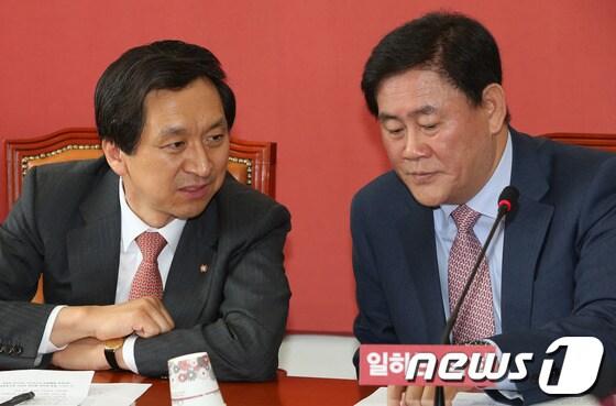 본문 이미지 - 최경환 새누리당 원내대표와 김기현 정책위의장이 21일 오전 서울 여의도 국회 원내대표실에서 열린 원내대책회의에서 대화를 하고 있다. 2013.5.21/뉴스1 © News1 송원영 기자