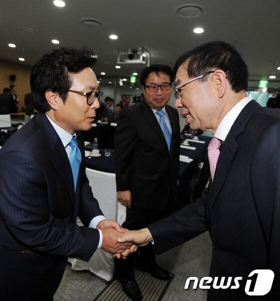 본문 이미지 - 박원순 서울시장이 21일 오전 서울시청 간담회장에서 열린 개성공단 입주기업 피해대책 간담회에 참석해 개성공단 서울기업협회 임원들과 인사를 나누고 있다. 2013.5.21/뉴스1 © News1   박철중 기자