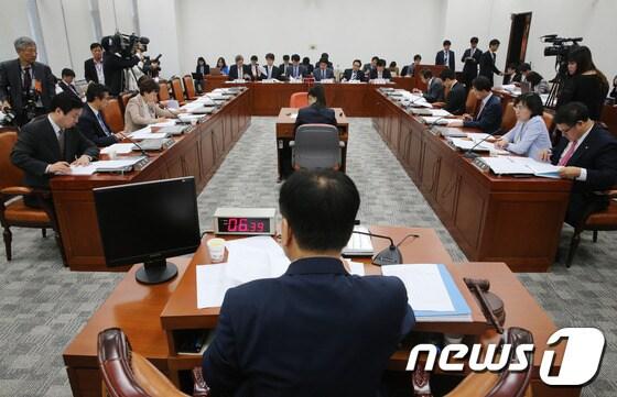 본문 이미지 - 21일 오전 서울 여의도 국회 예산·재정 개혁 특별위원회에서 '예산·재정 제도 개혁방안에 관한 공청회' 가 열리고 있다. 2013.5.21/뉴스1 © News1 송원영 기자