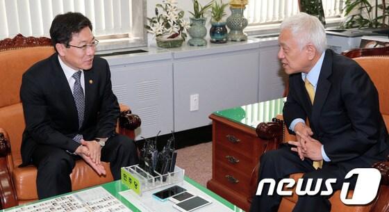 본문 이미지 - 민주당 김한길 대표가 21일 오전 서울 여의도 국회 당 대표실을 예방한 윤상직 산업통상자원부 장관과 대화를 나누고 있다. 두 사람은 최근 불거진 '갑을 관계' 논란과 경남 밀양지역 송전탑 공사 등의 현안을 논의했다. 2013.5.21/뉴스1 © News1 오대일 기자