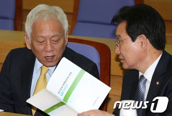 본문 이미지 - 민주당 김한길 대표가 21일 오전 서울 여의도 국회 의원회관 세미나실에서 열린 '민주당의 정책비전과 의제 토론회'에서 변재일 민주정책연구원장과 대화를 나누고 있다. 2013.5.21/뉴스1 © News1   오대일 기자
