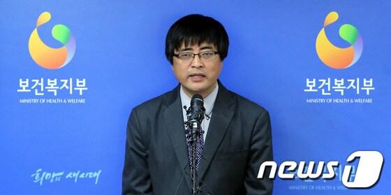 본문 이미지 - 김영택 질병관리본부 감염병관리과장이 21일 오전 서울 종로구 율곡로 보건복지부에서 'SFTS(중증열성혈소판감소증후군)' 바이러스 관련 브리핑을 하고 있다. © News1 이광호 기자