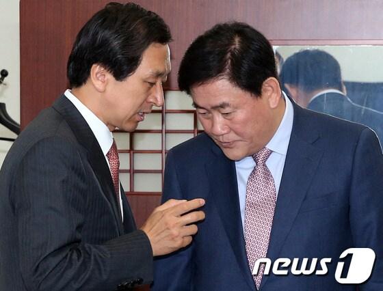 본문 이미지 - 최경환 새누리당 원내대표와 김기현 정책위의장이 지난 21일 오전 서울 여의도 국회 새누리당 원내대표실에서 대화를 하고 있다. 2013.5.21/뉴스1 © News1 송원영 기자