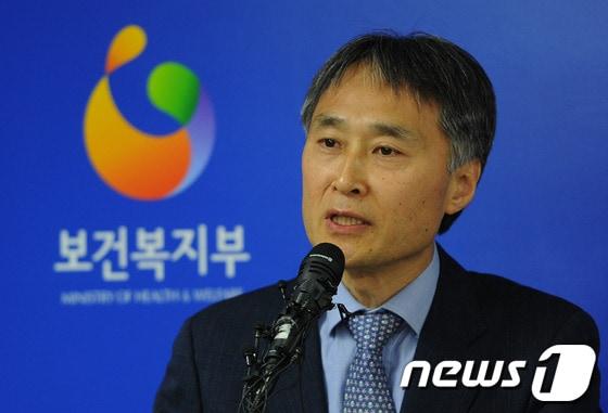 본문 이미지 - 오명돈 서울대학교병원 책임교수는 21일 오전 서울 종로구 보건복지부 기자실에서 가진 브리핑에서 국내에서 살인진드기 바이러스 감염으로 인한 사망자가 처음으로 확인됐다고 밝혔다. © News1 윤선미 인턴기자