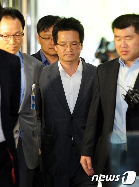 본문 이미지 - 사회지도층 성접대 의혹을 받고 있는 윤중천 전 중천산업개발 회장이 3차 소환조사를 받기 위해 21일 오후 서울 서대문구 미근동 경찰청 특수수사과로 들어서고 있다. 이날 경찰은 성접대 의혹 폭로를 주도한 여성사업가 권모씨와 접대에 동원된 것으로 알려진 일부 여성참고인 등과 대질심문을 벌일 방침이다. 2013.5.21/뉴스1 © News1   한재호 기자