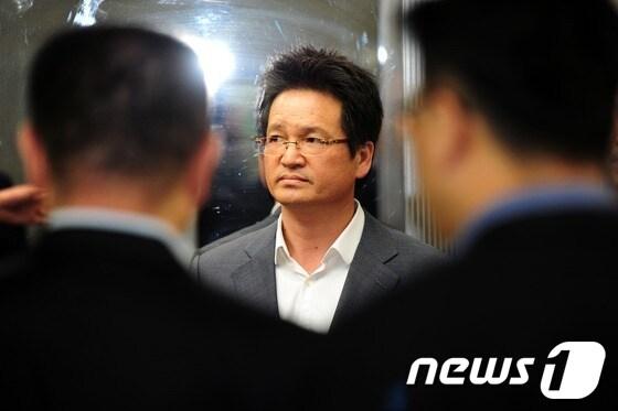 본문 이미지 - 윤중천 전 중천산업개발 회장이 3차 조사를 받기 위해 21일 서울 서대문구 미근동 경찰청 특수수사과로 들어가고 있다. 2013.5.21/뉴스1 © News1 한재호 기자