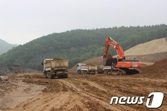 본문 이미지 - 한국토지공사와 대우건설이 국방부가 내린 공사중지명령을 어기고 공사를 강행하고 있다는 주장이 제기됐다. 사진은 공사중인 사격장 예정부지. © News1 정원평기자