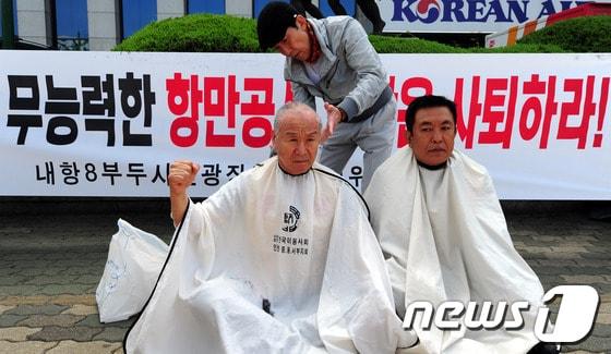 본문 이미지 - 21일 오전 인천시 중구 인천항만공사 앞에서 김상은(오른쪽) 인천내항8부두시민광장 추진공동위원장과 강성구 내항8부두개항 투쟁실천공동위원장이 ‘인천항만공사 사장의 사퇴’를 촉구하며 삭발식을 하고 있다. 2013.5.21/뉴스1 © News1 신창원 기자