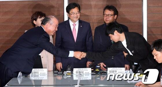 본문 이미지 - 21일 오후 서울 여의도 국회 의원회관에서 열린 남양유업과 대리점협의회 제1회 단체교섭에서 김웅 남양유업 대표와 이창섭 대리점협의회 회장이 악수를 하고 있다. © News1 허경 기자