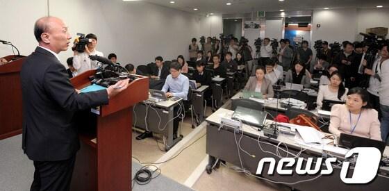 본문 이미지 - 이해선 중소서민금융정책관이 21일 오후 서울 중구 금융위원회 기자실에서 IMF 외환위기 당시 연대보증 채무자 지원 방안에 대해 발표하고 있다. 금융위는 IMF 외환위기 당시인 1997년~2001년에 도산한 중소기업 연대보증을 선 채무자 중 불이익정보가 등록된 1104명에 대해 정보를 삭제하기로 결정하고 연체자 11만 3830명에 대해서도 40~70%의 채무를 감면해 최대 10년까지 분할 납부하도록 하겠다고 밝혔다. 2013.5.21/뉴스1 © News1   안은나 기자