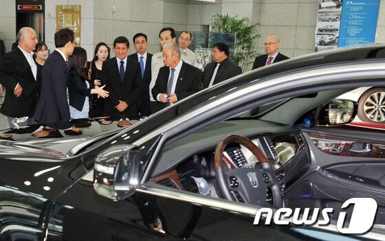 본문 이미지 - 빅토르 이슬라 페루 국회의장 일행이 21일 현대차 울산공장을 방문, 홍보관 1층에 전시된 에쿠스를 살펴보고 있다./사진제공=현대자동차 © News1  