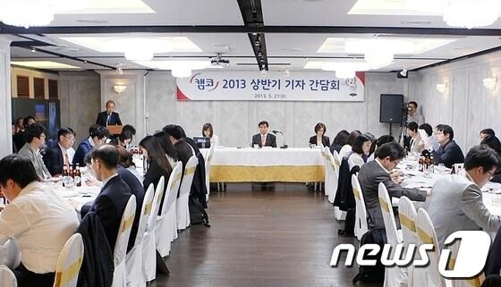 본문 이미지 - 장영철 한국자산관리공사 사장이 21일 서울 광화문의 한 한식당에서 열린 기자간담회에서 인사말을 하고 있다.(사진제공=한국자산관리공사)© News1  
