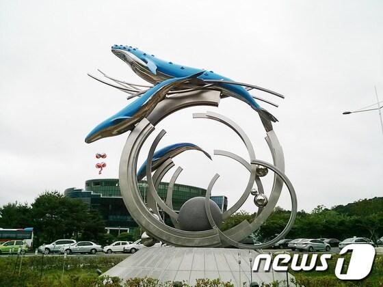 본문 이미지 - 울산 남구는 울산의 관문인 옥현사거리 교통섬에 위치한 고래조형물의 하늘색 도장 공사를 완료하고 일반에 공개했다. /사진제공=울산 남구 © News1  