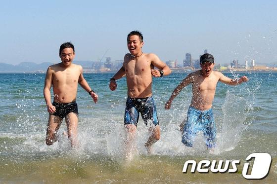 본문 이미지 - 21일 오후 경북 포항시 낮 최고 기온 26.2도를 기록하자 더위를 참지 못한 대학생들이 북부해수욕장으로 뛰어들어 더위를 식히고 있다. 2013.5.21/뉴스1 © News1   최창호 기자