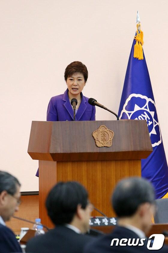 본문 이미지 - 박근혜 대통령이 21일 오후 서울시 도렴동 국제회의실에서 열린 국정운영방향 재외공관장 간담회에 참석해 인사말을 하고 있다. (청와대 제공) 2013.5.21/뉴스1 © News1 박철중 기자