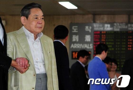 본문 이미지 - 이건희 삼성전자 회장이 21일 오후 김포국제공항 입국장을 통해 귀국하고 있다. 이 회장은 지난 4일 미국으로 출국해 박근혜 대통령의 경제사절단 일정을 수행하고 10일께 일본 도쿄에서 머무르다 이날 입국했다. 2013.5.21/뉴스1 © News1   한재호 기자
