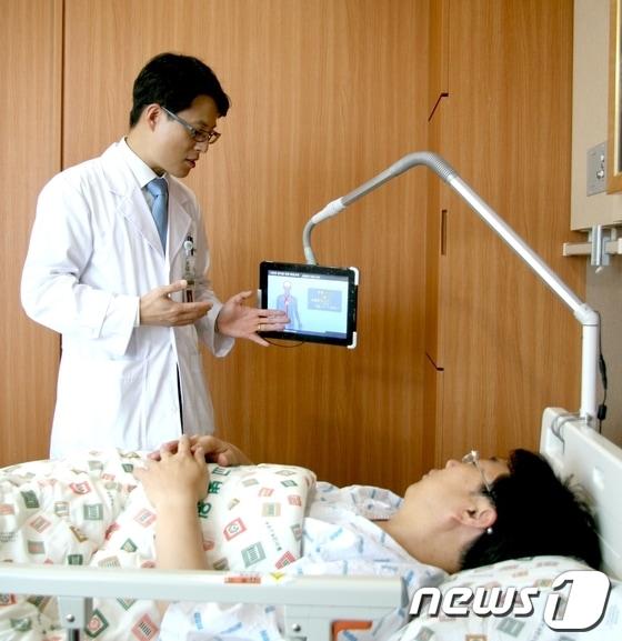 본문 이미지 - 울산대학교병원이 지역 최초로 모바일 의료정보시스템을 구축, 본격 가동에 들어갔다./사진제공=울산대학교병원 © News1  