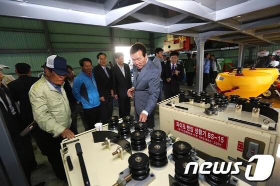 본문 이미지 - 21일 열린 무안 농기계임대사업소 해제분소 개소식에서 참가자들이 농기계를 둘러보고 있다/사진제공=무안군© News1 