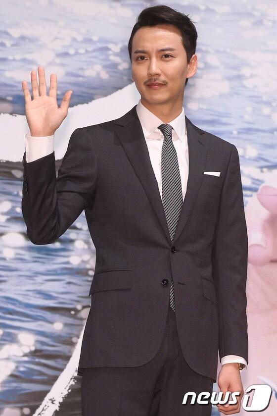 본문 이미지 - 배우 김남길이 21일 오후 서울 강남구 대치동 컨벤션디아망에서 열린 KBS 월화드라마 '상어' 제작발표회에서 포토타임을 갖고 있다.  © News1   