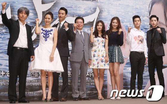 본문 이미지 - 박찬홍 PD, 배우 손예진, 김남길, 이정길, 남보라, 이하늬, 하석진, 이수혁(왼쪽부터)이 21일 오후 서울 강남구 대치동 컨벤션디아망에서 열린 KBS 월화드라마 '상어' 제작발표회에서 포토타임을 갖고 있다.  © News1   