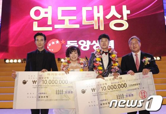 본문 이미지 - 동양생명의 '2013 연도대상 시상식'이 21일 서울 잠실 실내체육관에서 열렸다. 왼쪽부터 동양생명 CF모델인 배우 원빈, 대상을 차지한 정순자 FC·김형준 TM, 구한서 동양생명 대표이사.(사진제공=동양생명)© News1  