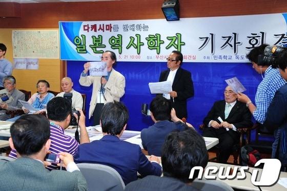 본문 이미지 - 일본역사학자들이 21일 오전 부산시청에서 '반 다케시마 기자회견'을 갖고 있다.(부산시 제공)© News1 