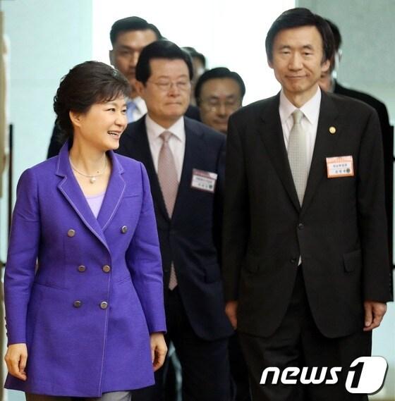 본문 이미지 - 박근혜 대통령이 21일 오후 정부서울청사에서 열린 국정운영방향 공유를 위한 재외공관장과의 간담회에 윤병세 외교부장관과 함께 참석하고 있다. (문화체육관광부 제공) 2013.5.21/뉴스1 © News1 이광호 기자