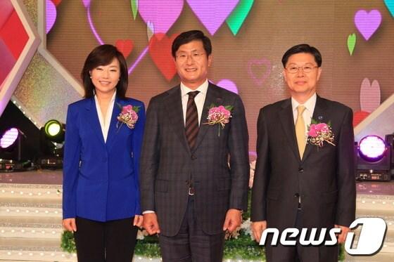 본문 이미지 - 메리츠화재는 21일 서울 여의도 KBS본관에서 열린 '가족친화경영대상' 시상식에서 자녀양육지원 부분 여성가족부장관상을 수상했다. 왼쪽부터 조윤선 여성가족부장관, 송진규 메리츠화재 사장, 길환영 KBS사장.(사진제공=메리츠화재)© News1  