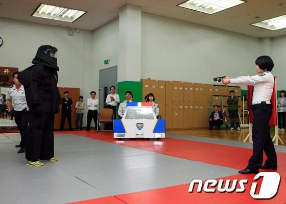 본문 이미지 - 부산경찰청 테이저건 시연팀이 상황극을 하고 있다./사진제공=부산경찰청 © News1 