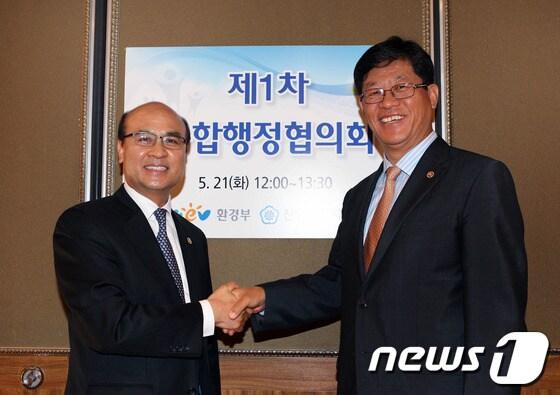 본문 이미지 - 정연만 환경부 차관(왼쪽)과 김재홍 산업부 차관이 악수하고 있다.(환경부 제공) © News1 