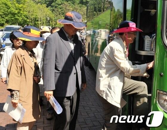본문 이미지 - 21일 울산 울주군 언양읍 반구대 암각화 현장설명회에 나선 문화재위원들이 주민들의 시위로 현장방문이 무산되자 인근 암각화 박물관 내에서 설명회를 가진 뒤 상경을 위해 씁쓸하게 버스에 오르고 있다.© News1 노화정 기자 
