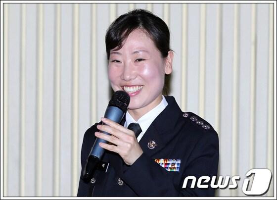 본문 이미지 - 대한민국 첫 여성함장 고유미 경정이 21일 한국해양대의 ‘여성 리더 특강’에 초청돼 후배들에게 강의하고 있다.(한국해양대 제공)© News1 