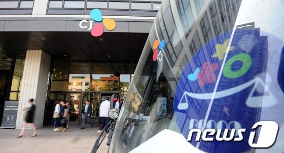 본문 이미지 - 21일 오후 서울 중구 남대문로 CJ그룹 본사 앞의 검찰차량 옆으로 직원들이 지나고 있다. © News1 양동욱 기자