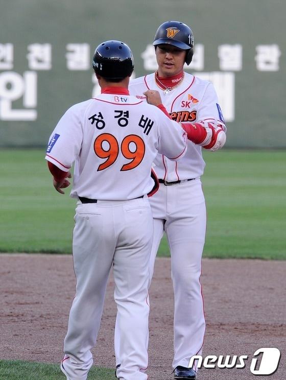 본문 이미지 - SSG 랜더스의 1군 타격 코치로 선임된 정경배 코치. 사진은 SK 와이번스 시절 정경배 코치 모습. /뉴스1